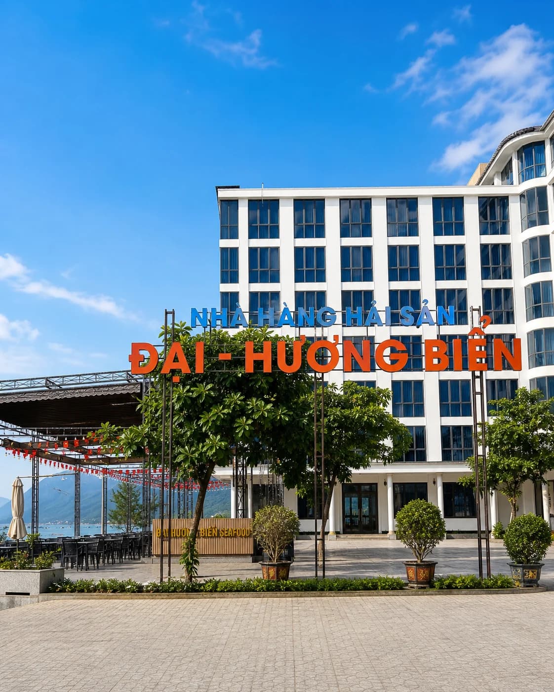 Không gian nhà hàng sang trọng hướng biển