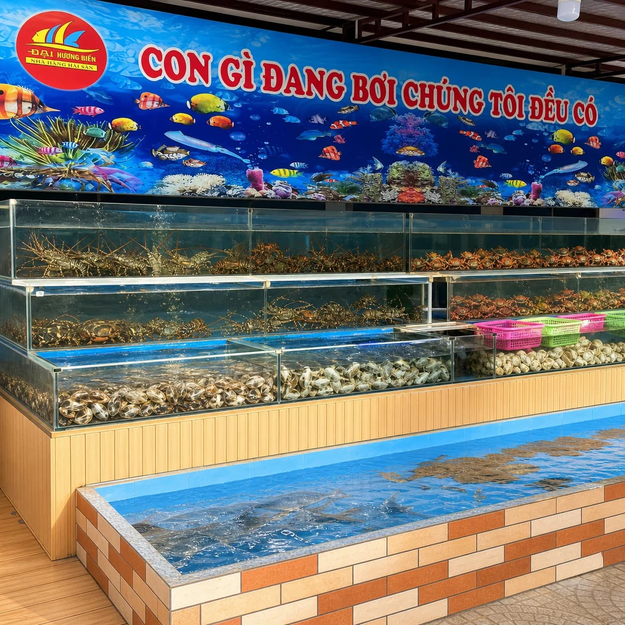Đầu bếp chuẩn bị món ăn tại Đại Hương Biển